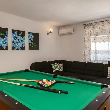 Pet Friendly In With Wifi Holiday home Dramalj